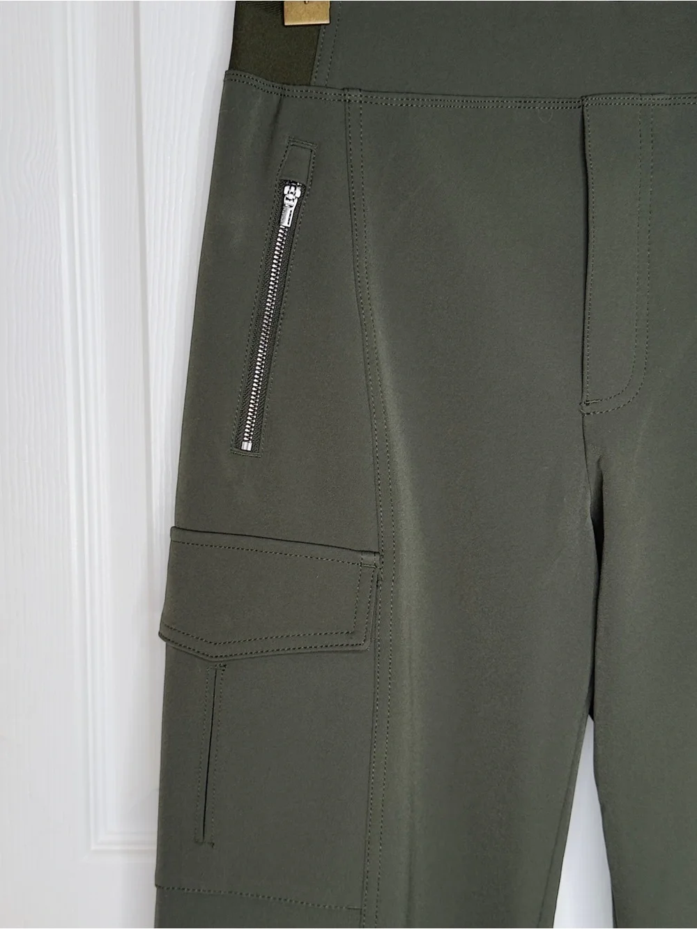 Athleta Endless High Rise Cargo  Pants in Aspen Olive Size 6 - Picture 6 of 15